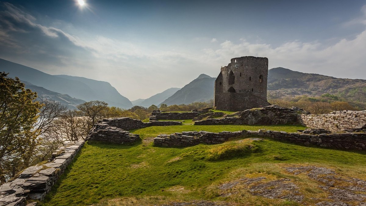 Defending a Castle: Moats, Gatehouses and Arrow Loops